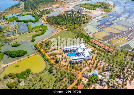 Luftaufnahme der von Windkraftturbinen überblickten landwirtschaftlichen Felder in Kalpitiya in Sri Lanka. Stockfoto