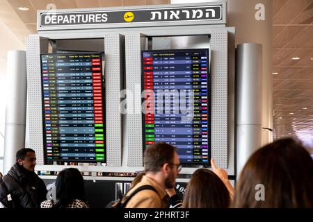 Tel Aviv, Israel. 27. März 2023. Fluggäste sehen sich die Anzeigetafel für Flüge an, die auf verspätete Flüge vom Flughafen Tel Aviv Ben Gurion aufgrund eines Streiks der Gewerkschaft nach der Entlassung des Verteidigungsministers Yoav Gallant durch Premierminister Benjamin Netanjahu hinweisen. (Credit Image: © Matan Golan/SOPA Images via ZUMA Press Wire) NUR ZUR REDAKTIONELLEN VERWENDUNG! Nicht für den kommerziellen GEBRAUCH! Stockfoto