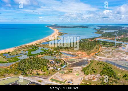 Luftaufnahme der von Windkraftturbinen überblickten landwirtschaftlichen Felder in Kalpitiya in Sri Lanka. Stockfoto