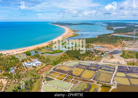 Luftaufnahme der von Windkraftturbinen überblickten landwirtschaftlichen Felder in Kalpitiya in Sri Lanka. Stockfoto