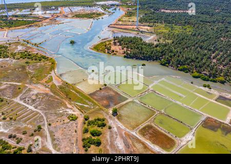 Luftaufnahme der von Windkraftturbinen überblickten landwirtschaftlichen Felder in Kalpitiya in Sri Lanka. Stockfoto