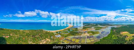 Luftaufnahme der von Windkraftturbinen überblickten landwirtschaftlichen Felder in Kalpitiya in Sri Lanka. Stockfoto