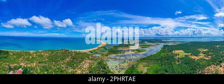 Luftaufnahme der von Windkraftturbinen überblickten landwirtschaftlichen Felder in Kalpitiya in Sri Lanka. Stockfoto