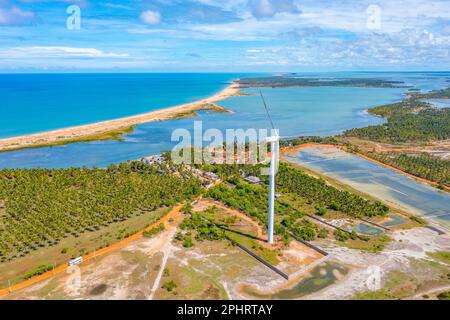 Luftaufnahme der von Windkraftturbinen überblickten landwirtschaftlichen Felder in Kalpitiya in Sri Lanka. Stockfoto