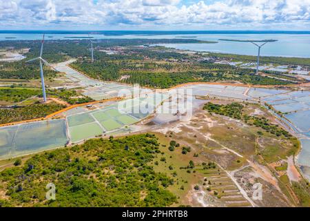 Luftaufnahme der von Windkraftturbinen überblickten landwirtschaftlichen Felder in Kalpitiya in Sri Lanka. Stockfoto
