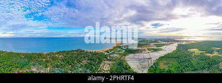 Luftaufnahme der von Windkraftturbinen überblickten landwirtschaftlichen Felder in Kalpitiya in Sri Lanka. Stockfoto
