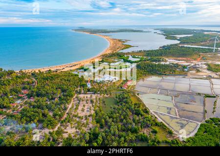 Luftaufnahme der von Windkraftturbinen überblickten landwirtschaftlichen Felder in Kalpitiya in Sri Lanka. Stockfoto