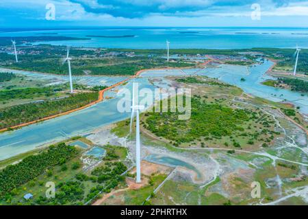Luftaufnahme der von Windkraftturbinen überblickten landwirtschaftlichen Felder in Kalpitiya in Sri Lanka. Stockfoto