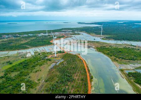 Luftaufnahme der von Windkraftturbinen überblickten landwirtschaftlichen Felder in Kalpitiya in Sri Lanka. Stockfoto