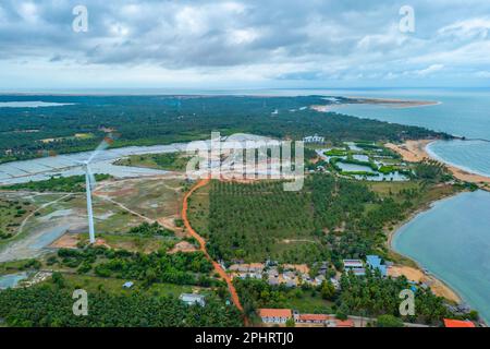 Luftaufnahme der von Windkraftturbinen überblickten landwirtschaftlichen Felder in Kalpitiya in Sri Lanka. Stockfoto