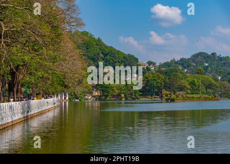 Blick auf die Uferpromenade in Kandy, Sri Lanka. Stockfoto