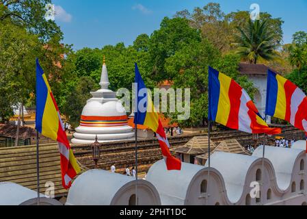 Religiöser Komplex vor dem Tempel des heiligen Zahnerbes in Kandy, Sri Lanka. Stockfoto