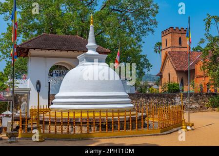 Religiöser Komplex vor dem Tempel des heiligen Zahnerbes in Kandy, Sri Lanka. Stockfoto