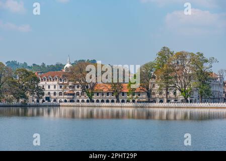 Blick auf die Uferpromenade in Kandy, Sri Lanka. Stockfoto