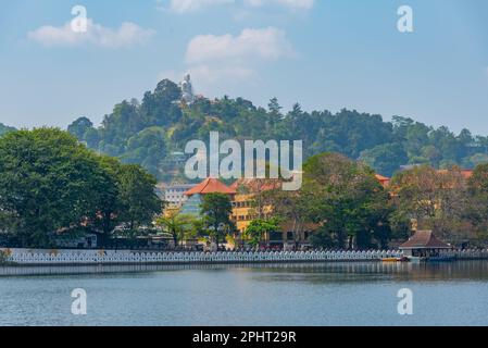 Blick auf die Uferpromenade in Kandy, Sri Lanka. Stockfoto