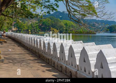 Blick auf die Uferpromenade in Kandy, Sri Lanka. Stockfoto