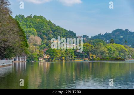 Blick auf die Uferpromenade in Kandy, Sri Lanka. Stockfoto