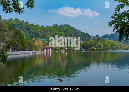 Blick auf die Uferpromenade in Kandy, Sri Lanka. Stockfoto