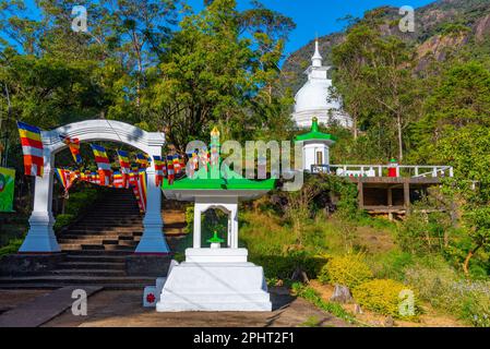 Japanische Friedensstupa auf dem Weg zum Adamsgipfel in Sri Lanka. Stockfoto