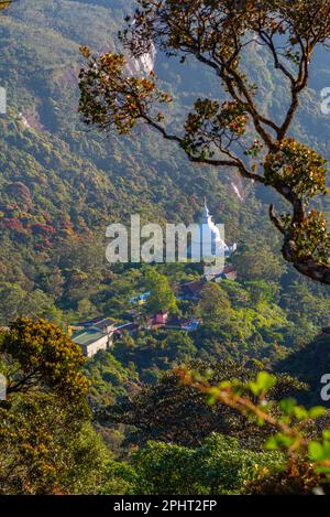 Japanische Friedensstupa auf dem Weg zum Adamsgipfel in Sri Lanka. Stockfoto