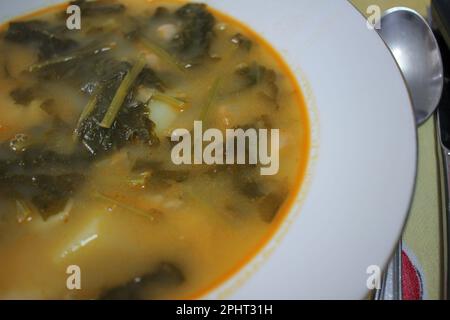 Ein schmackhaftes Gericht mit galizischer Brühe aus Spanien Stockfoto