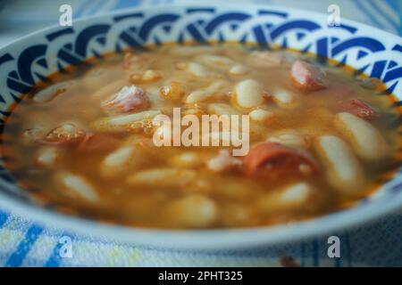 Fabada wird aus Bohnen und Schweinefleisch hergestellt und ist ein traditionelles Gericht aus Asturien Stockfoto