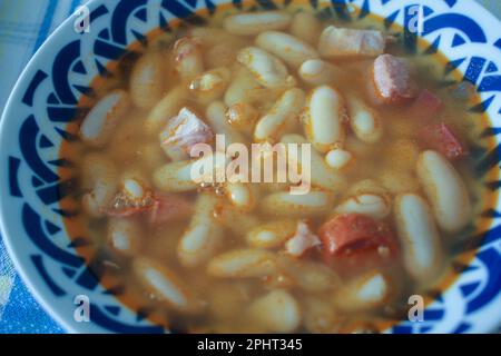 Fabada ist ein Gericht mit Bohnen und Schweinefleisch und typisch aus Asturien Stockfoto