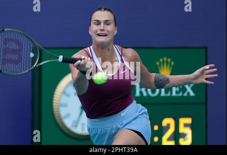 Miami Gardens, Usa. 29. März 2023. Nr. 2 in der Welt Aryna Sabalenka aus Belarus gibt den Ball an Unranged Sorana Cirstea aus Rumänien im Viertelfinalspiel bei den Miami Open im Hard Rock Stadium in Miami Gardens, Florida, am Mittwoch, den 29. März 2023 zurück. Cirstea verärgert Sabalenka 6-4, 6-4. Foto: Gary i Rothstein/UPI Credit: UPI/Alamy Live News Stockfoto