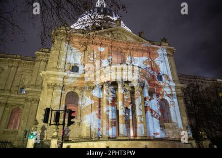 Am 29. März 2023, London, wird Andrej Molodkins Skulptur gefüllt mit dem Blut der Afghanen auf die St. Paul's Cathedral projiziert. Dies ist eine Reaktion auf Prinz Harry, der in seinem Memoir „Spare“ behauptet, er hätte während seiner zwei Einsätze in Afghanistan 25 Taliban-Kämpfer getötet. Stockfoto