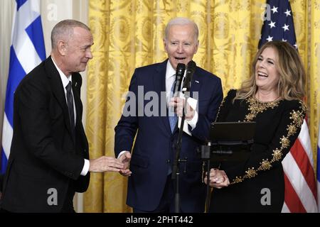 Washington, Usa. 29. März 2023. Schauspieler Tom Hanks und seine Frau Rita Wilson reagieren als US-amerikanische Präsident Joe Biden veranstaltet am 29. März 2023 einen Empfang zum griechischen Unabhängigkeitstag im East Room im Weißen Haus in Washington. Foto: Yuri Gripas/UPI Kredit: UPI/Alamy Live News Stockfoto