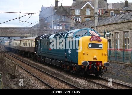 Deltic-konservierte Diesellokomotive 55009 Alycidon, Ankunft in Carnforth mit der Westküsten-Hauptlinie am 29. März 2023 am Ende eines Testlaufs. Stockfoto