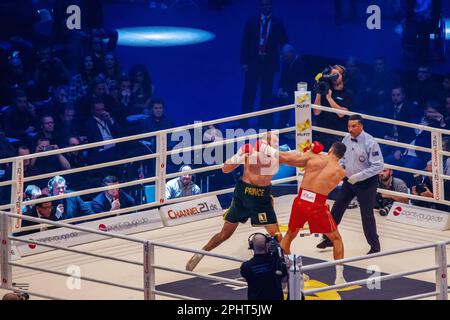 11-28-2015 Düsseldorf, Deutschland. Tyson Fury schwingt leidenschaftlich nach einer rechten Hand, um Vladimir Klitschko Boxer zu schlagen. Der Schiedsrichter Tony Weeks in der Box Stockfoto