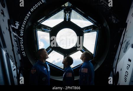 Washington, District of Columbia, USA. 28. März 2023. NASA-Astronauten KJELL LINDGREN, Left, JESSICA WATKINS, Center und ROBERT HINES, Richtig, sind in der One World Connected Galerie zu sehen, die eine interaktive Nachbildung der Cupola der Internationalen Raumstation am Dienstag, den 28. März 2023 im Smithsonian National Air and Space Museum in Washington anschaut. Lindgren, Watkins und Hines verbrachten 170 Tage im Weltraum im Rahmen der Expeditionen 67 und 68 an Bord der Internationalen Raumstation. Kredit: Joel Kowsky/NASA/ZUMA Press Wire Service/ZUMAPRESS.com/Alamy Live News Stockfoto