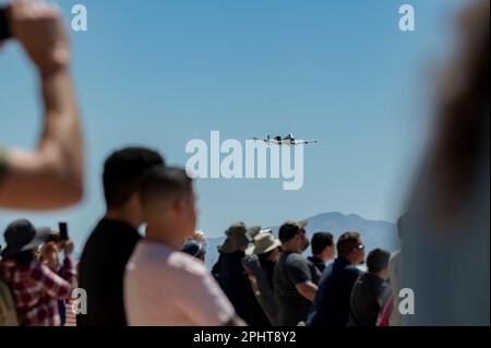 Besucher der Flugschau sehen während der Thunder and Lightning Over Arizona Air Show auf dem Luftwaffenstützpunkt Davis-Monthan, Ariz., 26. März 2023 einen Künstler fliegen. Thunder and Lightning Over Arizona ist eine Open-House-Flugschau, bei der Mitglieder der Gemeinde die Mission bei DM kennenlernen und mit ihr zusammenarbeiten können. (USA Air Force Foto von Staff Sgt. Kristine Legate) Stockfoto