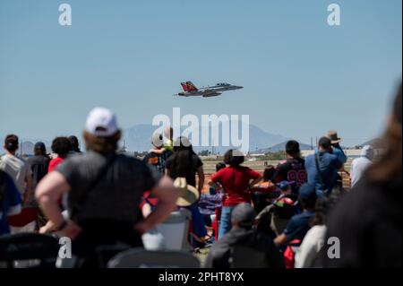 Besucher der Flugschau sehen während der Thunder and Lightning Over Arizona Air Show auf dem Luftwaffenstützpunkt Davis-Monthan, Ariz., 26. März 2023 einen Künstler fliegen. Thunder and Lightning Over Arizona ist eine Open-House-Flugschau, bei der Mitglieder der Gemeinde die Mission bei DM kennenlernen und mit ihr zusammenarbeiten können. (USA Air Force Foto von Staff Sgt. Kristine Legate) Stockfoto