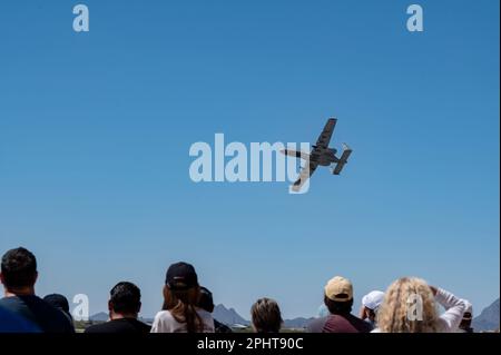 Besucher der Flugschau sehen während der Thunder and Lightning Over Arizona Air Show auf dem Luftwaffenstützpunkt Davis-Monthan, Ariz., 26. März 2023 einen Künstler fliegen. Thunder and Lightning Over Arizona ist eine Open-House-Flugschau, bei der Mitglieder der Gemeinde die Mission bei DM kennenlernen und mit ihr zusammenarbeiten können. (USA Air Force Foto von Staff Sgt. Kristine Legate) Stockfoto