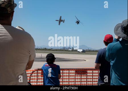 Besucher der Flugschau sehen während der Thunder and Lightning Over Arizona Air Show auf dem Luftwaffenstützpunkt Davis-Monthan, Ariz., 26. März 2023 einen Künstler fliegen. Thunder and Lightning Over Arizona ist eine Open-House-Flugschau, bei der Mitglieder der Gemeinde die Mission bei DM kennenlernen und mit ihr zusammenarbeiten können. (USA Air Force Foto von Staff Sgt. Kristine Legate) Stockfoto