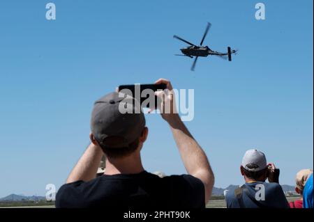 Besucher der Flugschau sehen während der Thunder and Lightning Over Arizona Air Show auf dem Luftwaffenstützpunkt Davis-Monthan, Ariz., 26. März 2023 einen Künstler fliegen. Thunder and Lightning Over Arizona ist eine Open-House-Flugschau, bei der Mitglieder der Gemeinde die Mission bei DM kennenlernen und mit ihr zusammenarbeiten können. (USA Air Force Foto von Staff Sgt. Kristine Legate) Stockfoto