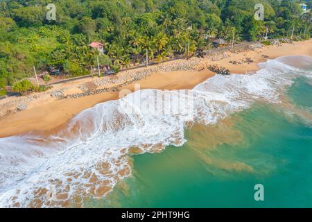 Blick auf Medaketyia Beach in Sri Lanka aus der Vogelperspektive. Stockfoto