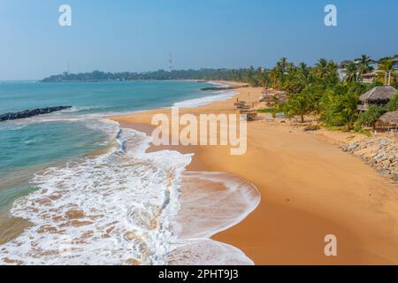 Blick auf Medaketyia Beach in Sri Lanka aus der Vogelperspektive. Stockfoto