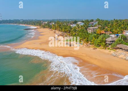 Blick auf Medaketyia Beach in Sri Lanka aus der Vogelperspektive. Stockfoto