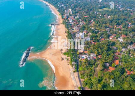 Blick auf Medaketyia Beach in Sri Lanka aus der Vogelperspektive. Stockfoto