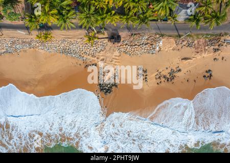 Blick auf Medaketyia Beach in Sri Lanka aus der Vogelperspektive. Stockfoto