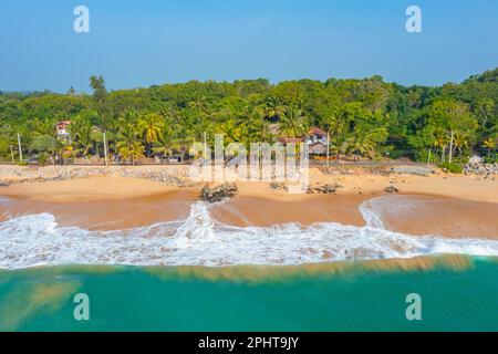 Blick auf Medaketyia Beach in Sri Lanka aus der Vogelperspektive. Stockfoto