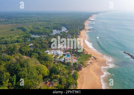 Blick auf Medaketyia Beach in Sri Lanka aus der Vogelperspektive. Stockfoto