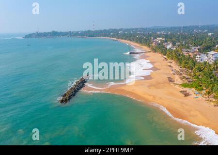 Blick auf Medaketyia Beach in Sri Lanka aus der Vogelperspektive. Stockfoto