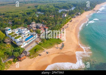 Blick auf Medaketyia Beach in Sri Lanka aus der Vogelperspektive. Stockfoto