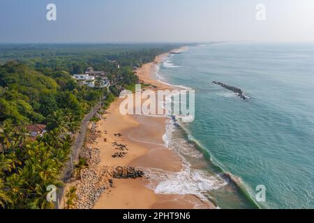 Blick auf Medaketyia Beach in Sri Lanka aus der Vogelperspektive. Stockfoto