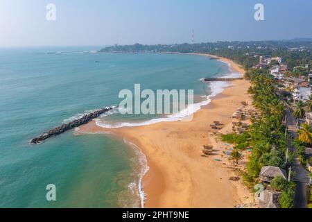 Blick auf Medaketyia Beach in Sri Lanka aus der Vogelperspektive. Stockfoto