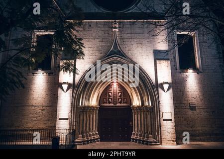 Bild der Kirche des Klosters oder des Convento do Carmo bei Nacht in Lissabon. Stockfoto